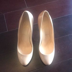 Louboutin size: 41 shiny Nude